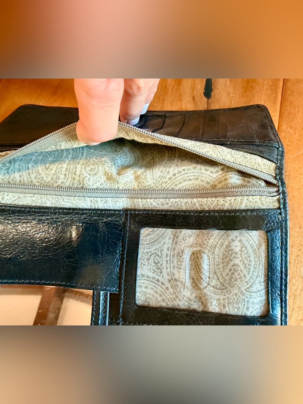 HOBO brand Black Leather Kiss-Lock Clutch Wallet - Picture 4 of 8